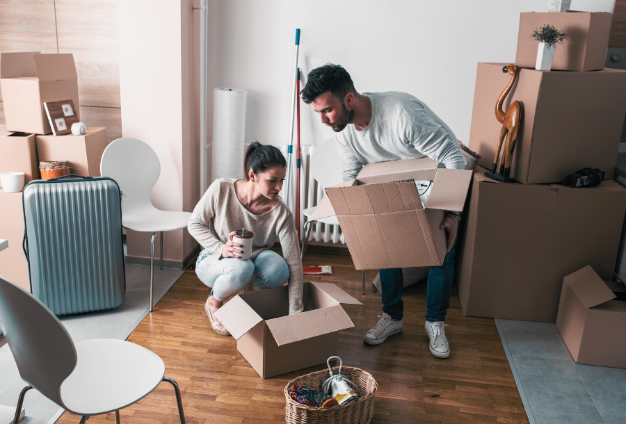 How to Sell Your House Fast for Cash - couple packing removal boxes